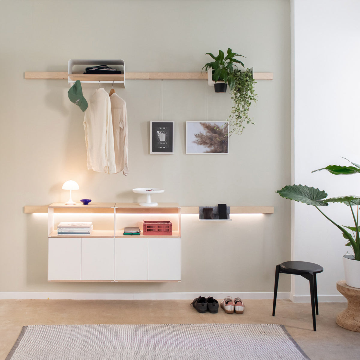 Elegante Flur-Garderobe mit Spiegel und Wandregal mit Kleiderstange