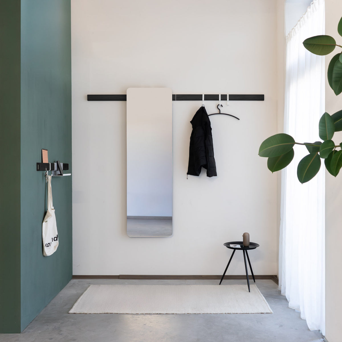Elegante Flur-Garderobe mit Spiegel, flexiblen Kleiderhaken & Ablagen