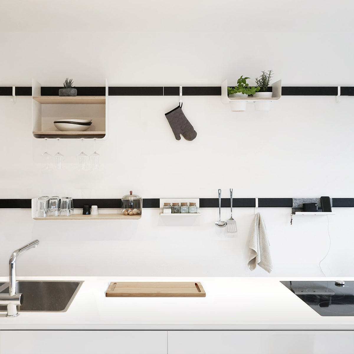 Regalwand für die Küchen-Organisation mit modularen Hängeregalen