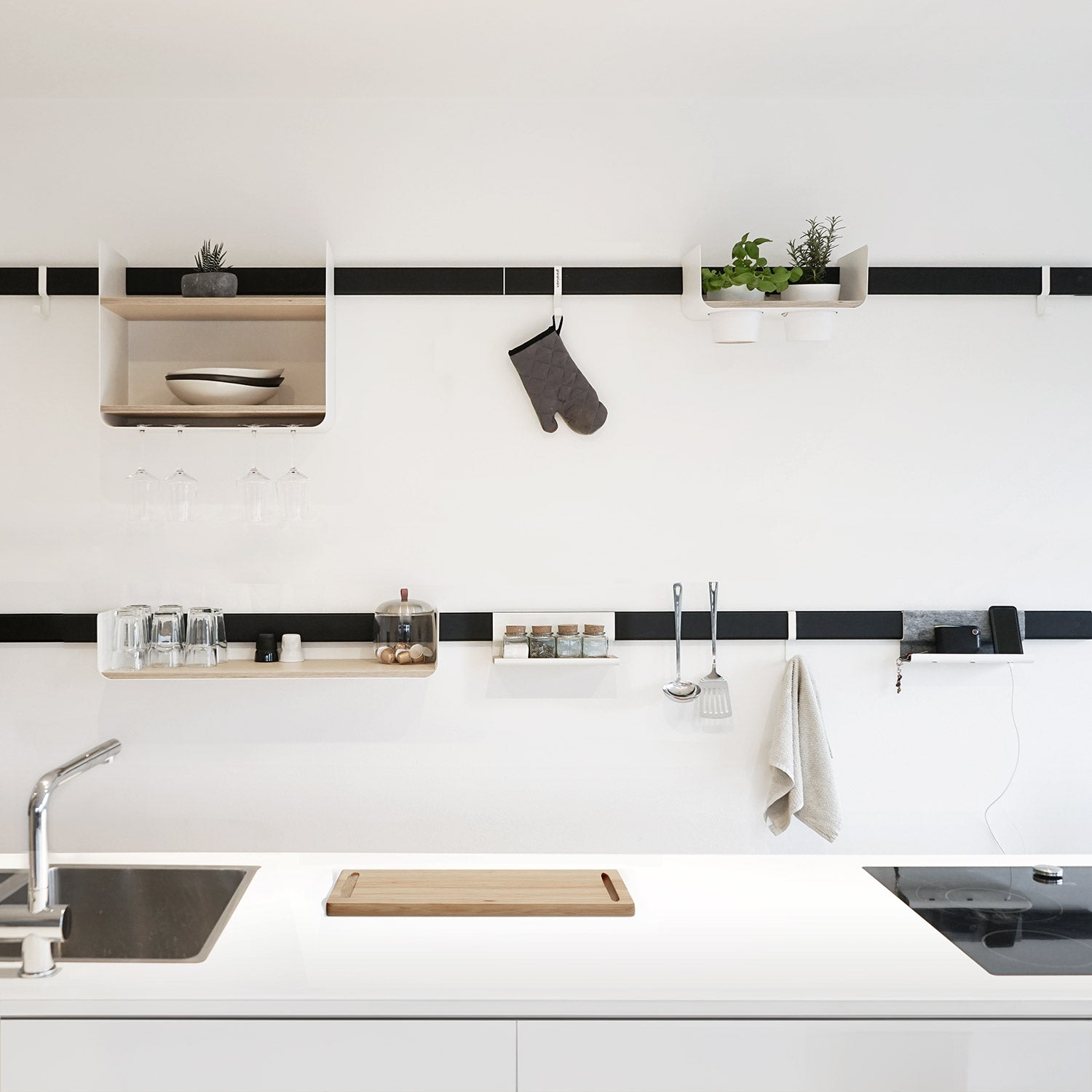 wandschienen aufbewahrung küche Regalwand für die Küchen-Organisation mit modularen Hängeregalen