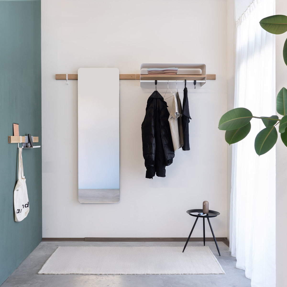 Moderne Wandgarderobe mit Spiegel, Kleiderstange und Magnetleiste