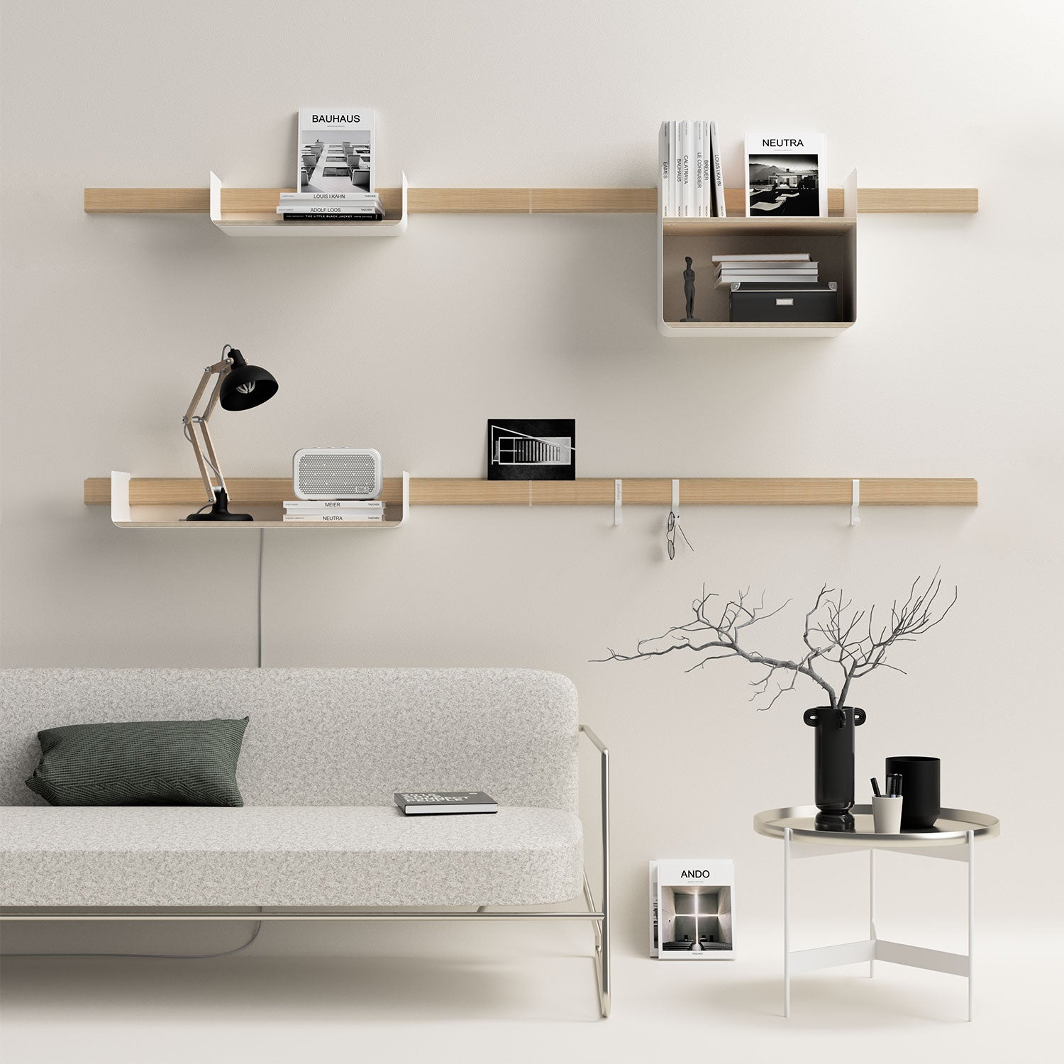 Wohnwand mit Sofa und eleganten Wandregalen von Variand