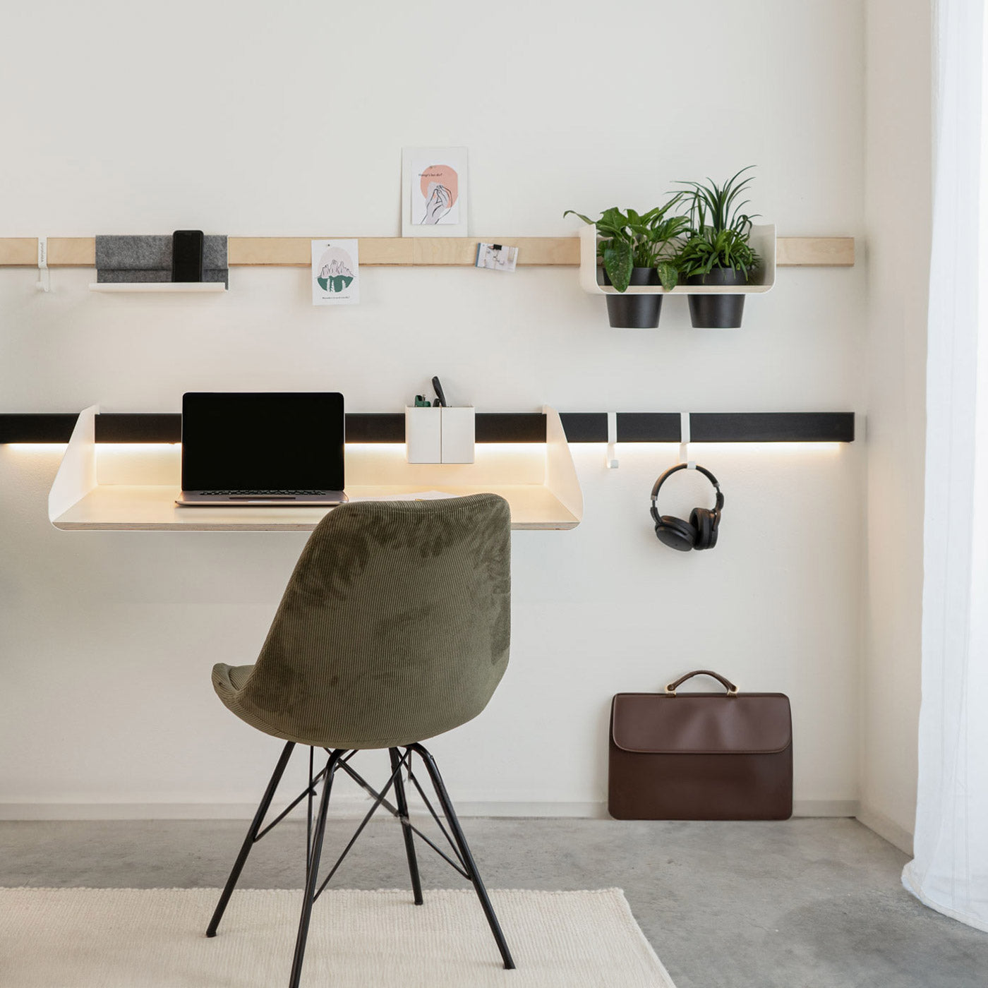 Arbeitszimmer Wand mit elegantem Wandschreibtisch, Pflanzenregal und Ablagen an Wandleisten aus Holz von Variand