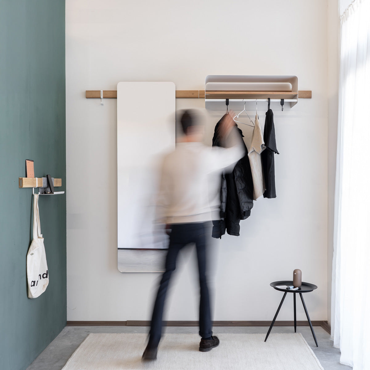 E12 - Garderobe mit Spiegel & Kleiderstange