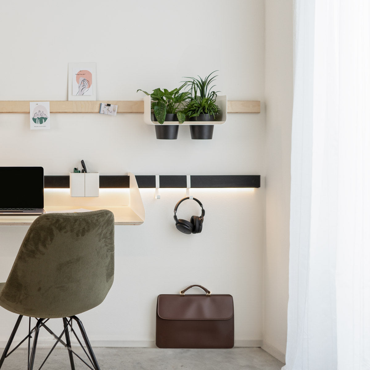 Arbeitszimmerwand mit Schreibtisch und Pflanzenregal von Variand