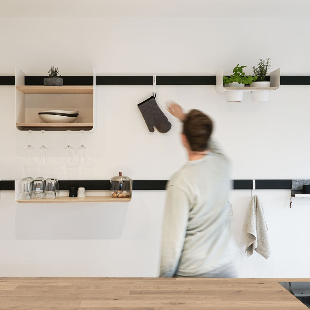 Küchenwand mit Hängeregalen von Variand an schwarzen Wandleisten